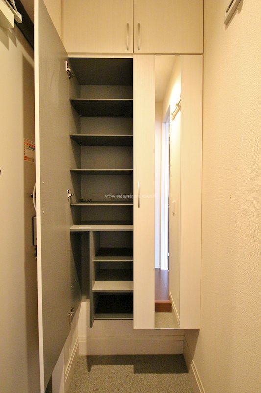 玄関　シューズボックス・姿見あります