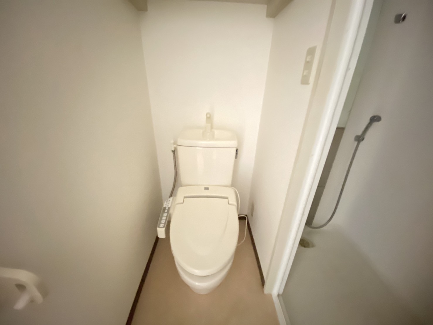 トイレ　※退去前の為、同タイプ別部屋の写真です