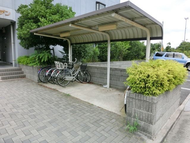 その他　屋根付駐輪場。