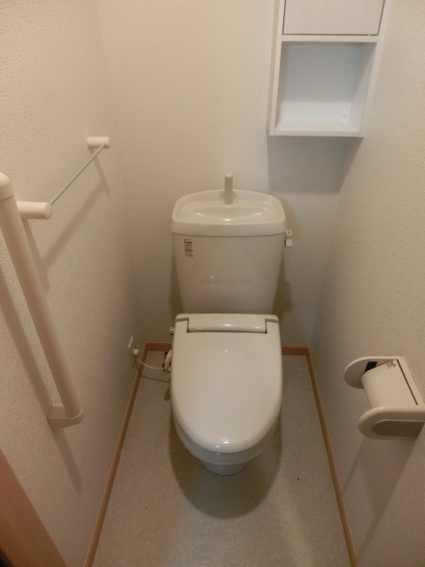 トイレ　棚、あります。