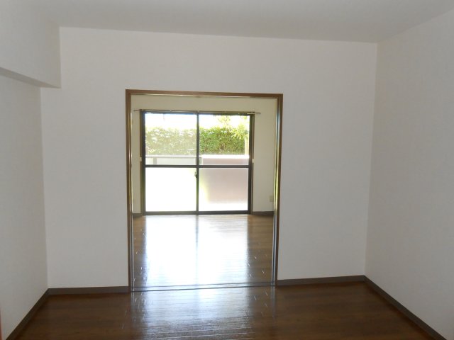 居室・リビング　別号室の参考写真です。現況優先