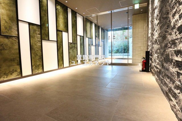 エントランス　毎日通る場所だからこそ、洗練された空間に