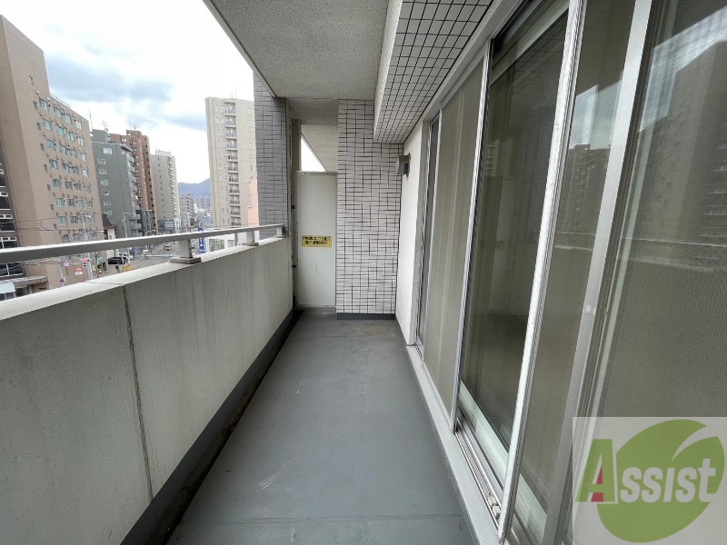 バルコニー　バルコニーは幅があり、広い印象を受けました。