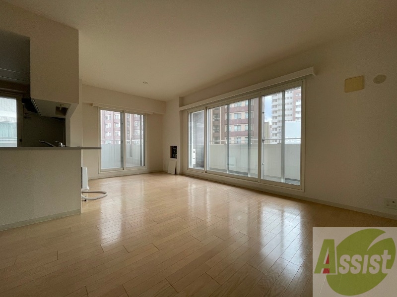 居室・リビング　リビングです。木目のフローリングが落ち着きますね。