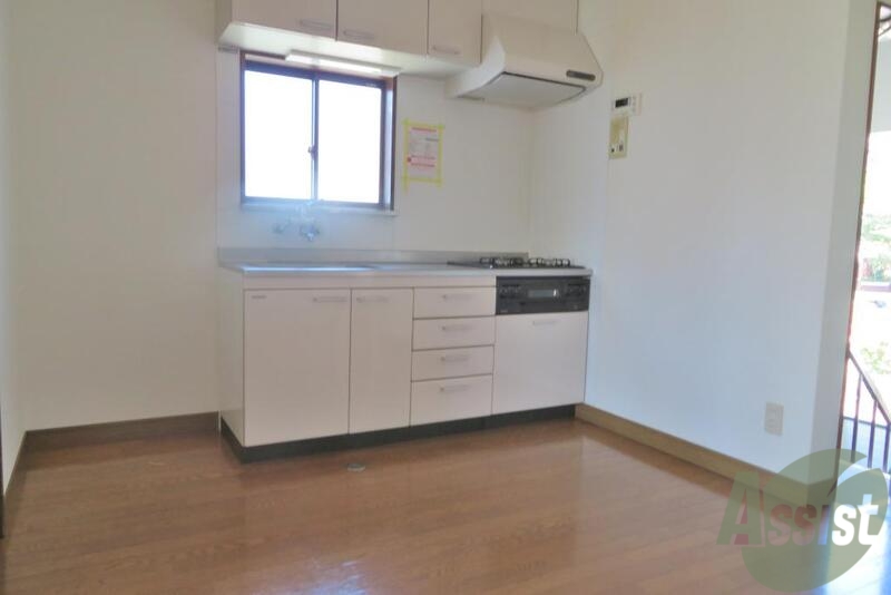 居室・リビング　システムキッチン付きのきれいなお部屋になっております。」