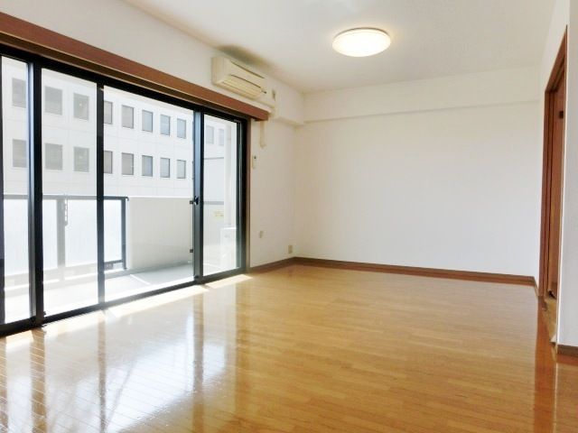 居室・リビング　窓が大きく開放感があるリビング