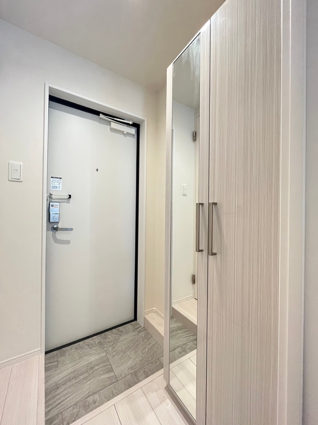 玄関　大型シューズBOX完備です！嬉しい姿見付き♪