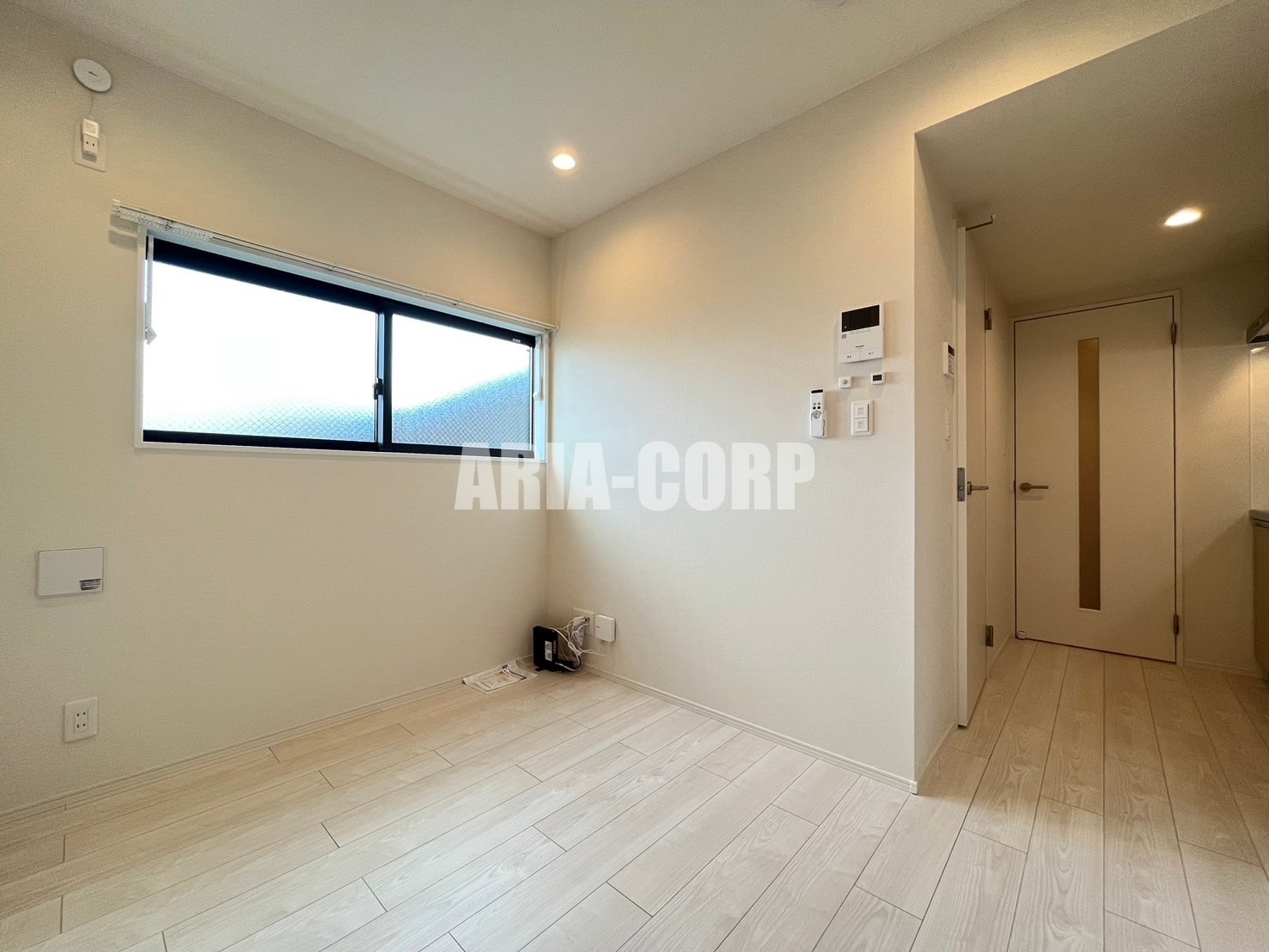 居室・リビング　白を基調としたお洒落な空間！デザイナーズ物件募集開始です！