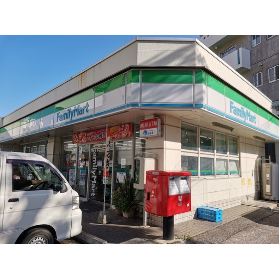コンビニ　ファミリーマートひめゆり通り店（コンビニ）まで395m