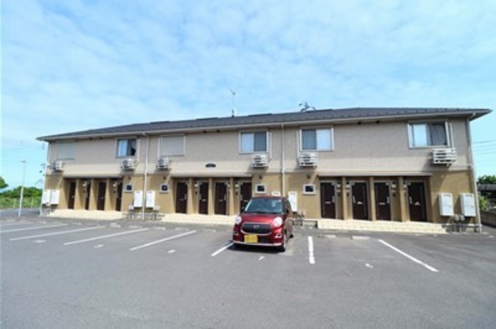 建物外観　大和ハウス施工物件。駐車場１台付き。