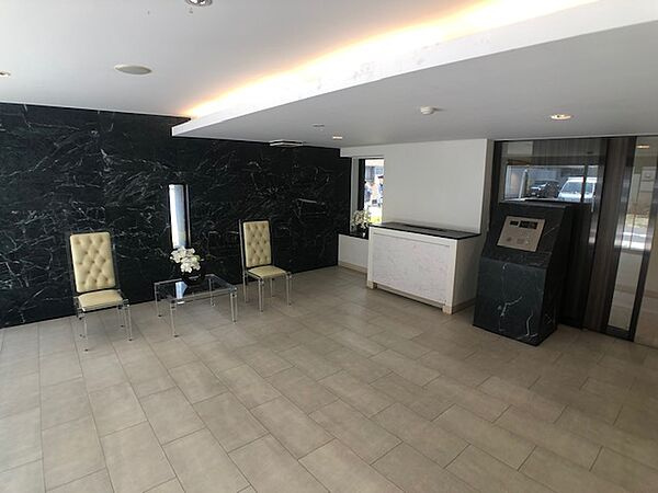 エントランス　落ち着いたエントランスです