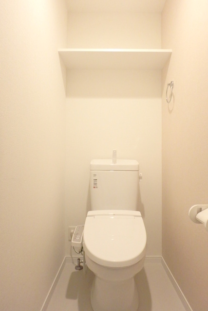 トイレ　洗浄暖房便座。トイレ内に棚付きです