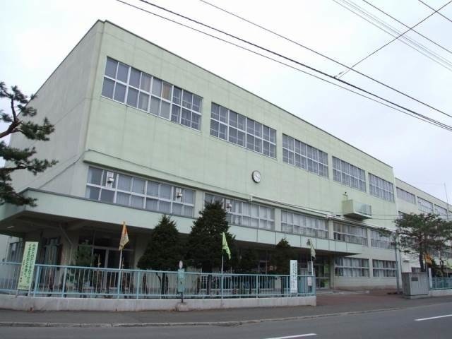 小学校　札幌市立平和通小学校（小学校）まで910m