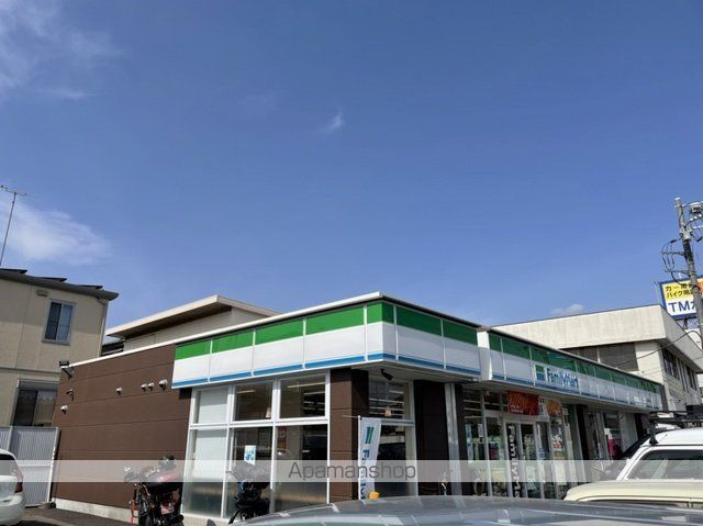 コンビニ　ファミリーマート（コンビニ）まで500m