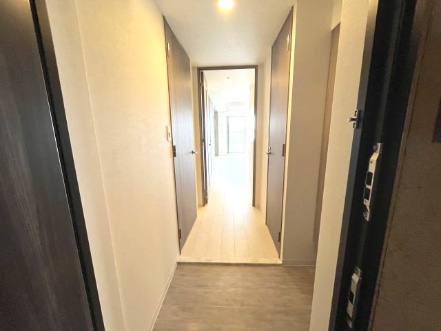 玄関　同物件反転の画像となっております 間取り図を参照してください