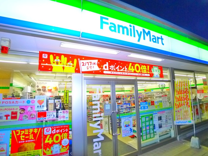 コンビニ　ファミリーマート（コンビニ）まで740m