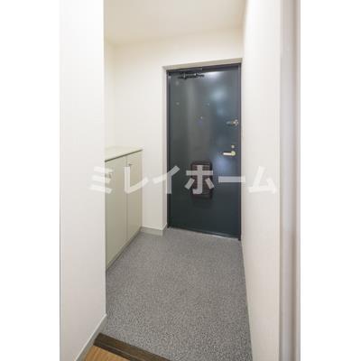 玄関　同建物内、別のお部屋の参考写真になります。