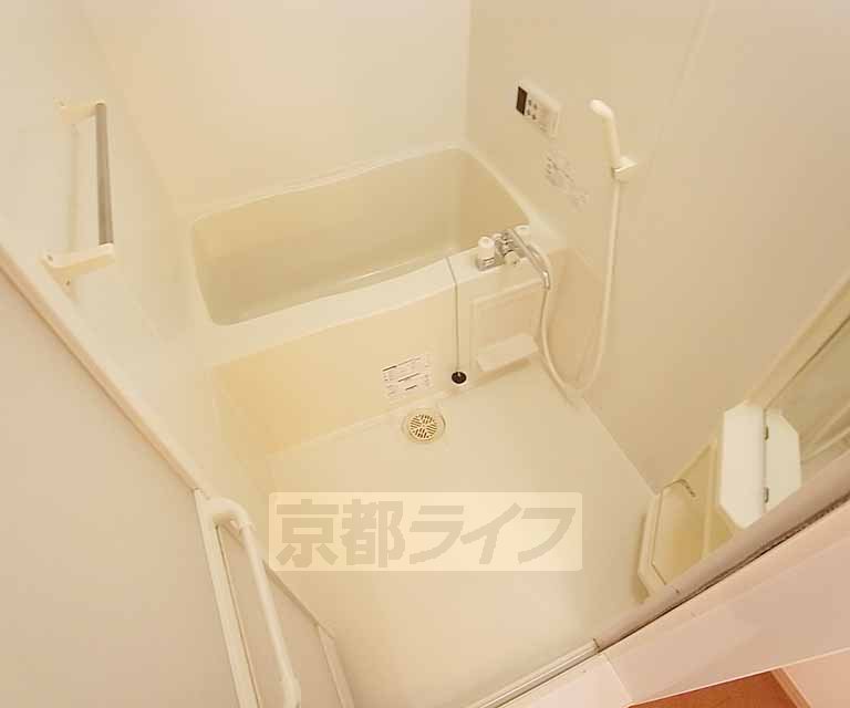 バス・シャワールーム　広いバスルームです。