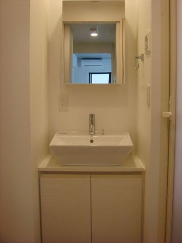 洗面設備　スタイリッシュな洗面台