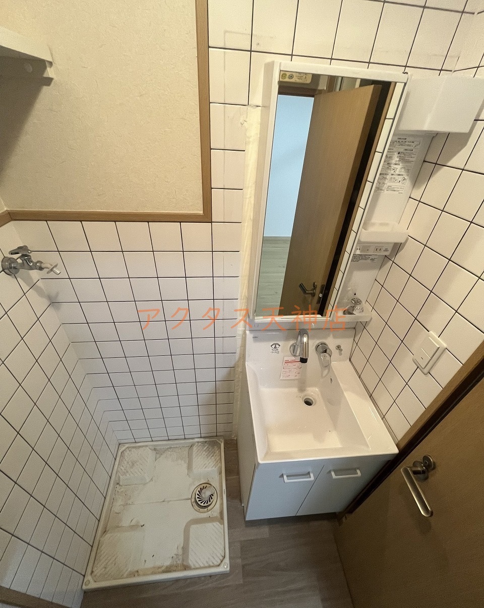 洗面設備　洗面化粧台入れ替えます。