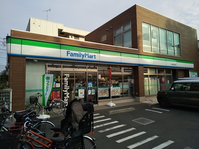 コンビニ　ファミリーマート小浦世田谷梅丘店（コンビニ）まで270m