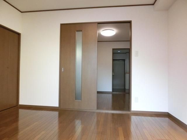 居室・リビング　エアコン完備の洋室です。