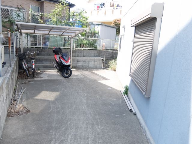 その他共有部分　広々した駐輪場です。