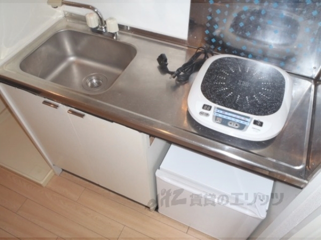 キッチン　電気コンロ付きのキッチンです