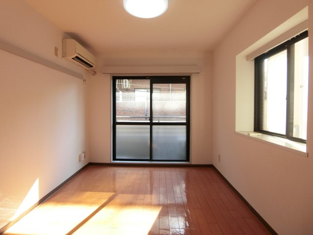 居室・リビング　他のお部屋の参考写真となります。※横の窓はございません。