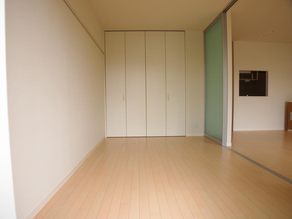その他部屋・スペース　寝室には天井高のワイドクローゼットがあります！！