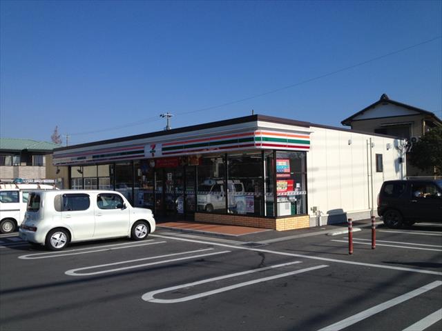 コンビニ　セブンイレブン（コンビニ）まで687m
