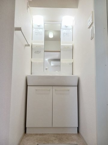 洗面設備　明るい洗面所です