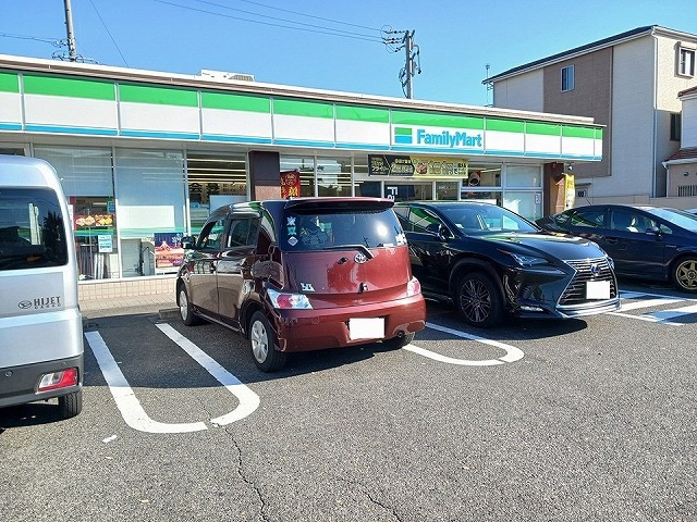 コンビニ　ファミリーマート港甚兵衛通店（コンビニ）まで840m