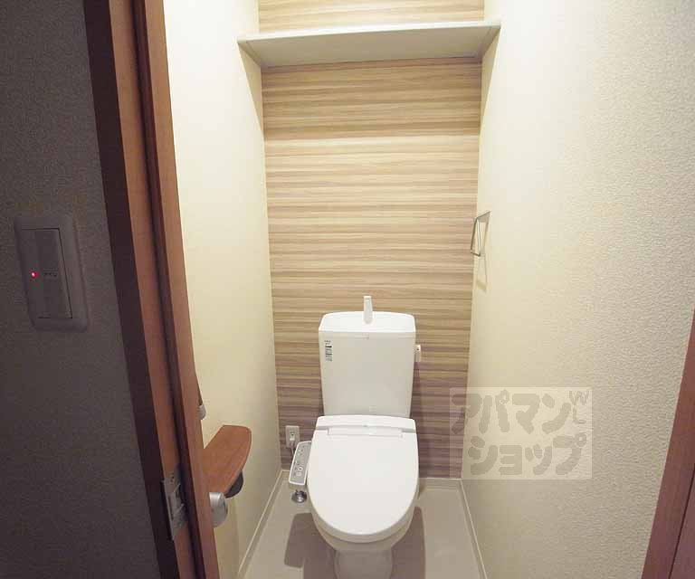 トイレ　トイレにも収納スペース有り。