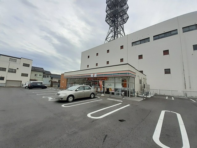 コンビニ　セブンイレブン新津本町３丁目店（コンビニ）まで1030m