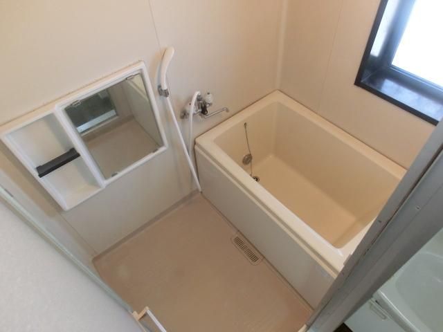 バス・シャワールーム　便利な追い焚き機能　窓も付いてます