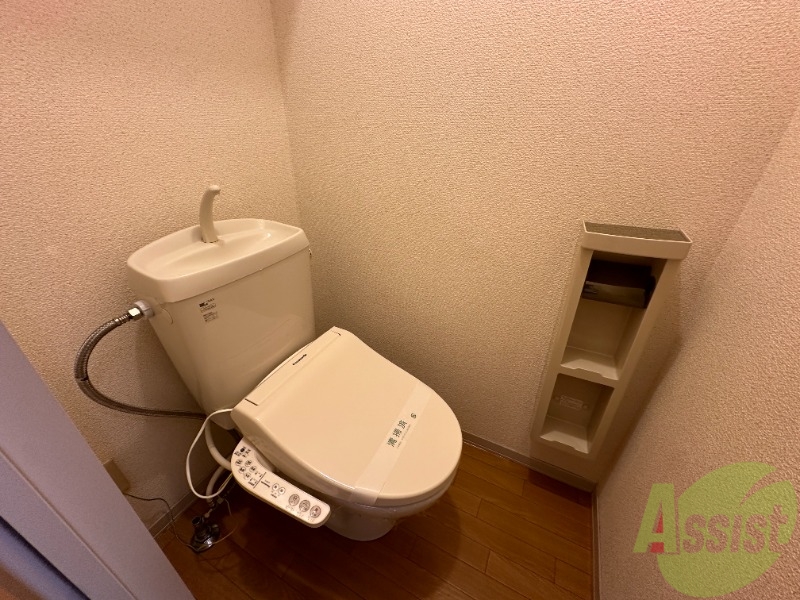 トイレ　お手洗いはうれしいウォシュレット付きです。