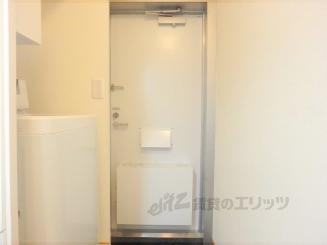 レオパレスアクエリアス西院の玄関写真