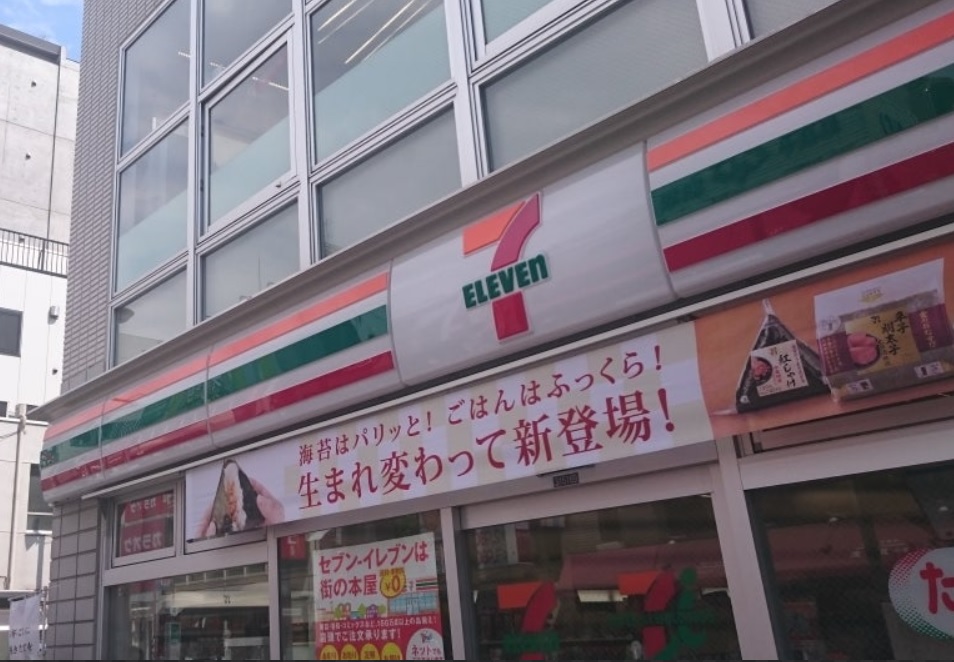 コンビニ　セブンイレブン新大久保駅西店（コンビニ）まで125m