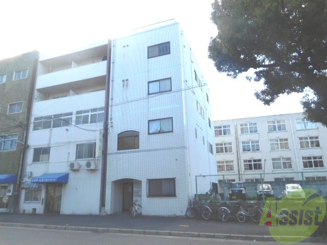 建物外観　タイル張りの建物です