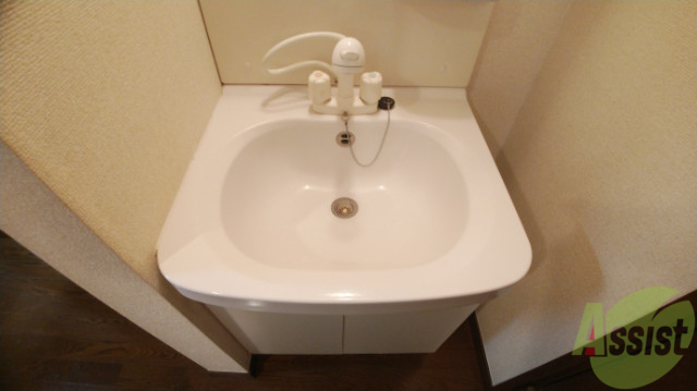 洗面設備　トイレ出てすぐの洗面台でこまめに手も洗えますね。