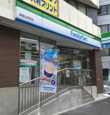 コンビニ　ファミリーマート 新宿山吹町店（コンビニ）まで268m