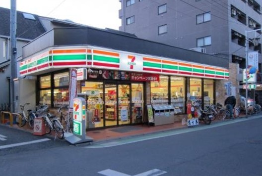 コンビニ　セブン-イレブン世田谷喜多見駅前店（コンビニ）まで299m