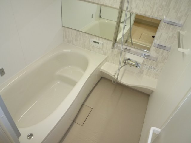 バス・シャワールーム　パインフローリッシュ長居東II　浴室