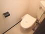 トイレ　嬉しい温水洗浄便座付きのトイレです。