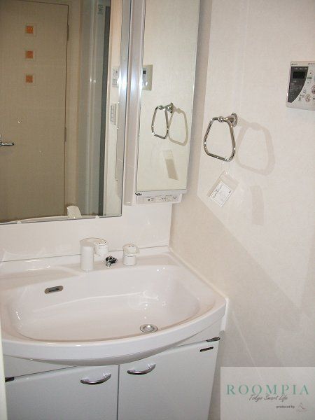 洗面設備　※同タイプの別のお部屋です。