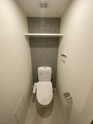 トイレ　落ち着いた色調のトイレです