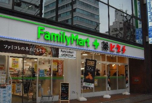 ドラックストア　ファミリーマート＋クスリのヒグチ中野新橋駅前店（ドラッグストア）まで371m