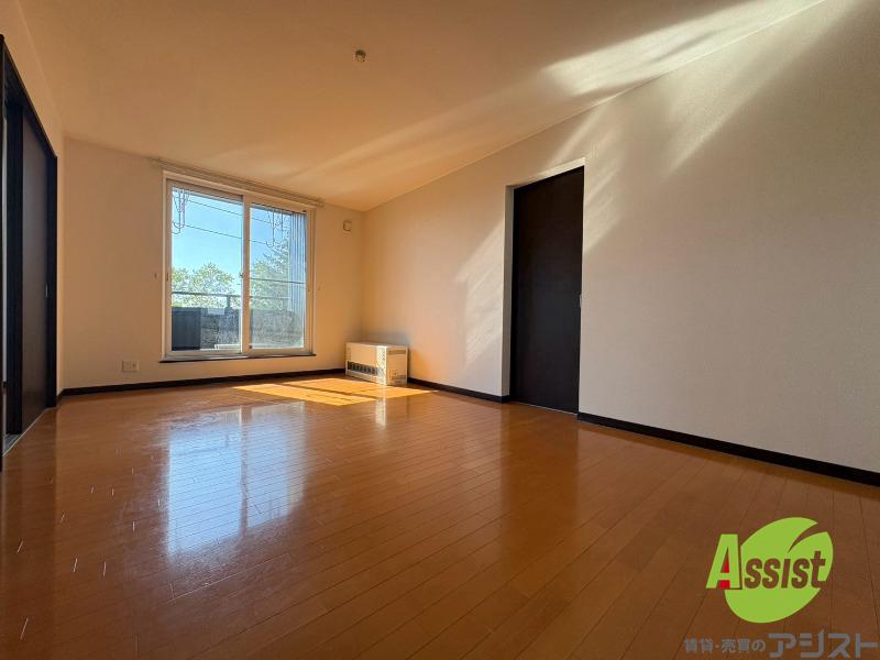 居室・リビング　広くてキレイなお部屋が広がっていて、充実した生活が送れそう。