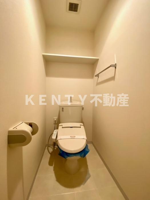 トイレ　落ち着いた色調のトイレです